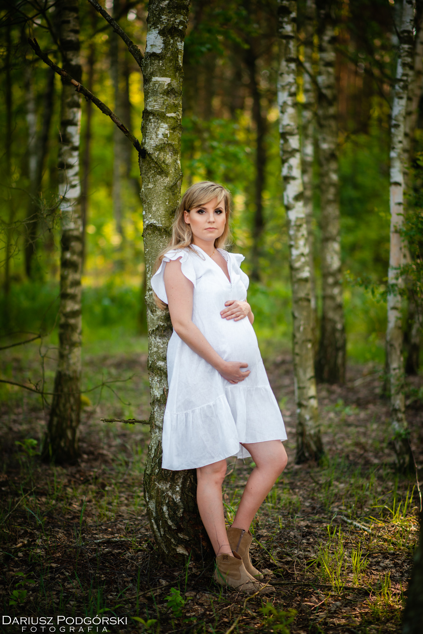 Sesja ciążowa w lesie brzozowym
