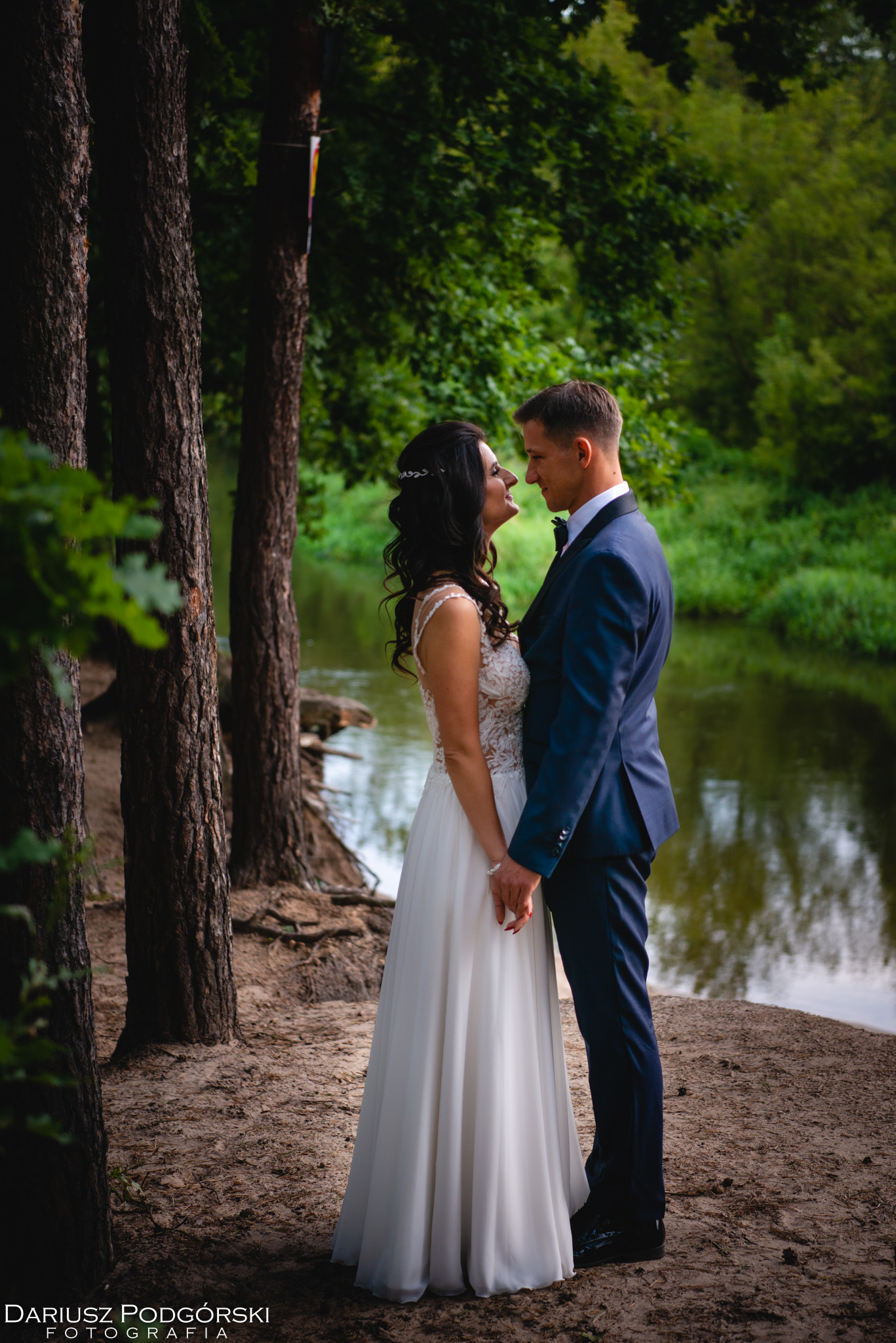 Sesja ślubna nad rzeką w środku lasu